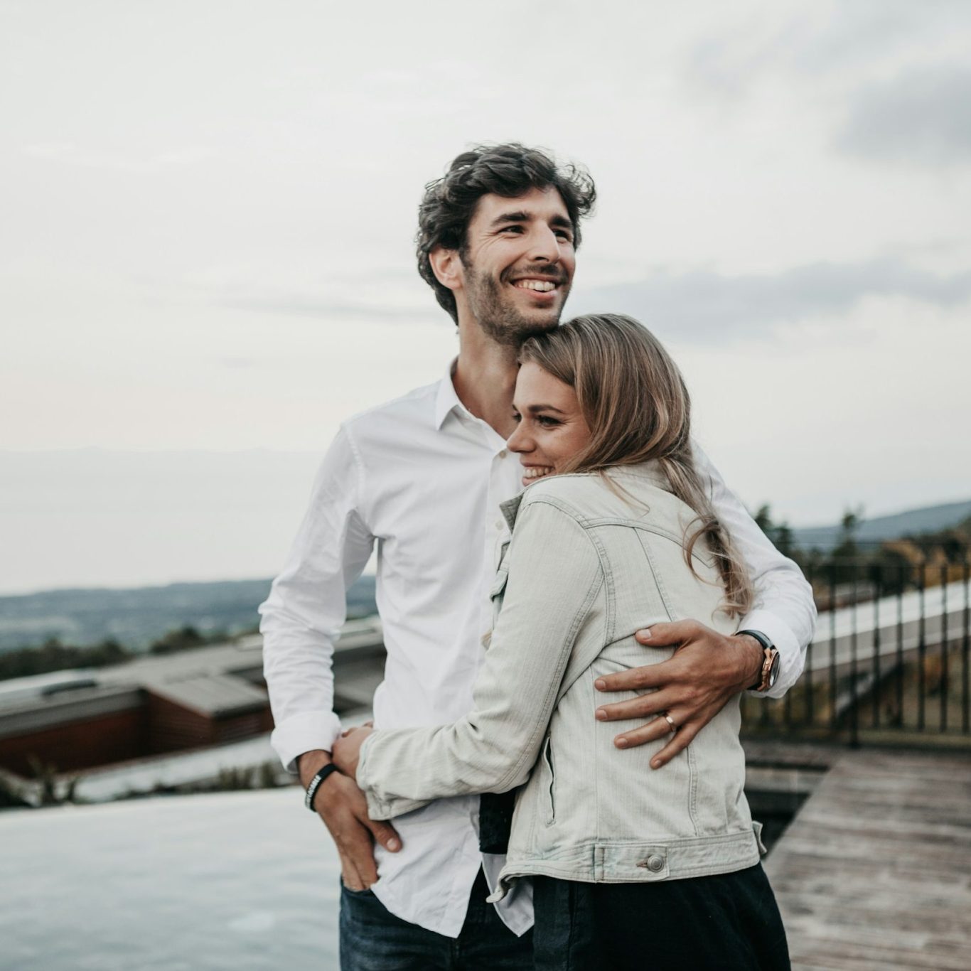 Un couple qui s'aime au salon la vie à 2